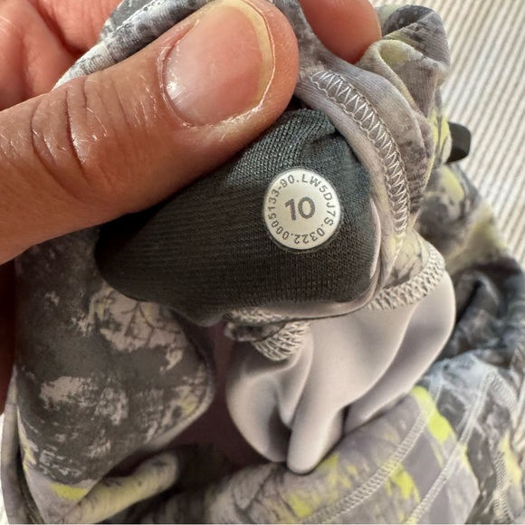 Women's Gray and White Patterned Leggings - Picture 12 of 12